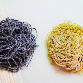 We have choice of whole egg noodle and black sesame noodle. 