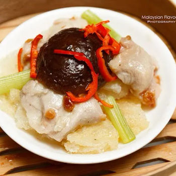 Steamed Chicken with Fish Maw 北菇錦花雞
