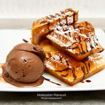 Buttermilk Waffle + Valrhona Chocolate Ice Cream