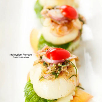 Grilled Hokkaido Scallop with Thai Spicy Salad