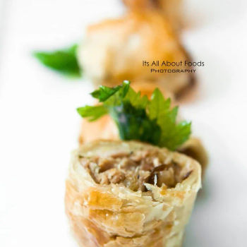 Roast suckling pig filled pastry pillows with caramelized apples and tomato Chutney