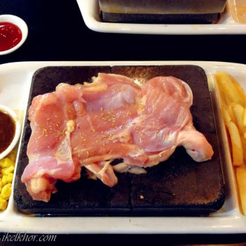 Stone Grilled Chicken Chop 石板烧烤鸡扒