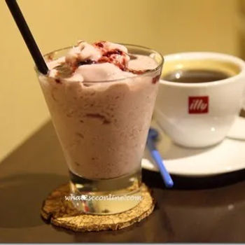 Mixed berries yoghurt smoothie 