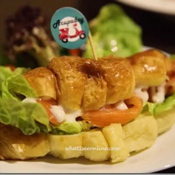 Croissant smoked salmon