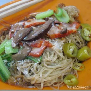 Dry wantan mee with deep-fried wantan