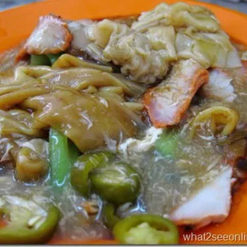 Dried hor fun with boiled wantan