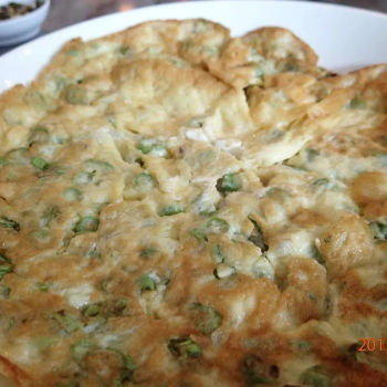 Fried egg with chopped long bean