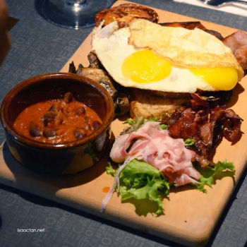 Big Breakfast with sunny side up eggs