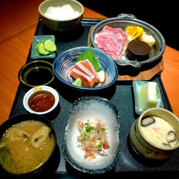 Deluxe Set of Wafu Toban Beef Steak & Salmon Sashimi Gozen Set