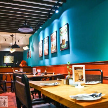 餐厅桌位不少而且很有空间感，装潢选择的颜色也很鲜艳