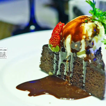 Chocolate Brownies topping with Vanilla Ice Cream