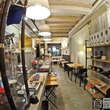 窄长的店面，搭配舒适的氛围