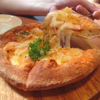 Pretz N’ Beanz’s classical 7″ Chicken Hawaiian pretzel pizza