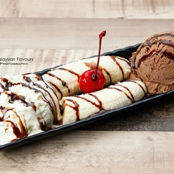 Banana Split with Ice Cream