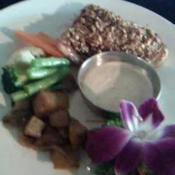 Fish fillet with white sauce, baked potatoes