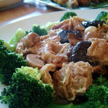 Brocolli, Mushrooms, Button Mushrooms and Beancurd