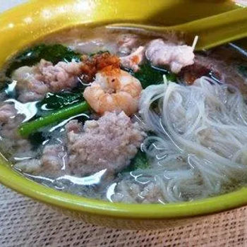 Noodles in soup with pork pieces