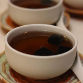 Herbal Jelly with Water Chestnut and Ginseng Roots