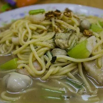 Yellow Noodles Are Fried With Oysters