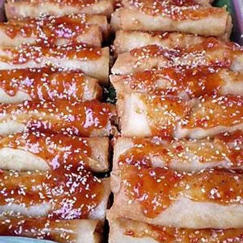 Deep-fried popiah drizzled with chili sauce