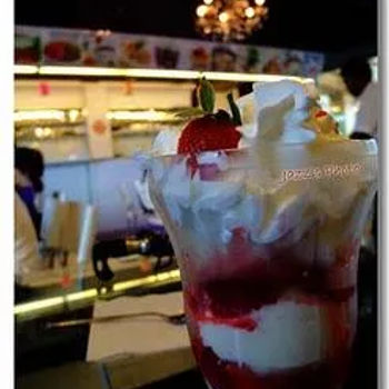 Strawberry Flost with Vanilla Ice Cream