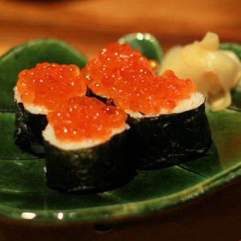 Grilled salmon and ikura, the maki way