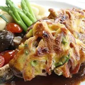 Pan-Seared Beef Fillet Mignon
1 May - 30 June 2012

Grilled beef served with gratinated onions, mushroom compote and black pepper sauce.
