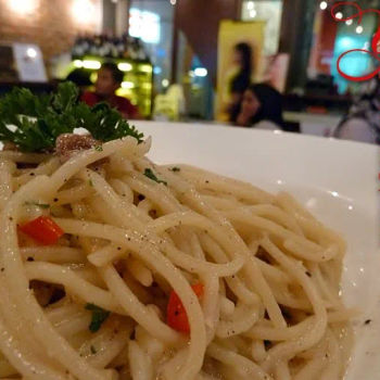 Aglio Oglio (spaghetti pasta tossed with Spanish anchovies, garlic, cili padi and parsley)