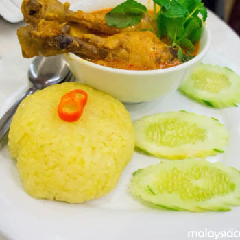 Nasi Kunyit curry chicken
