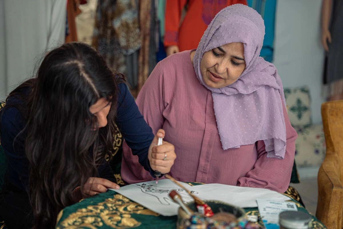 Traditional Henna Art Workshop: Create Beautiful Hand Designs 7