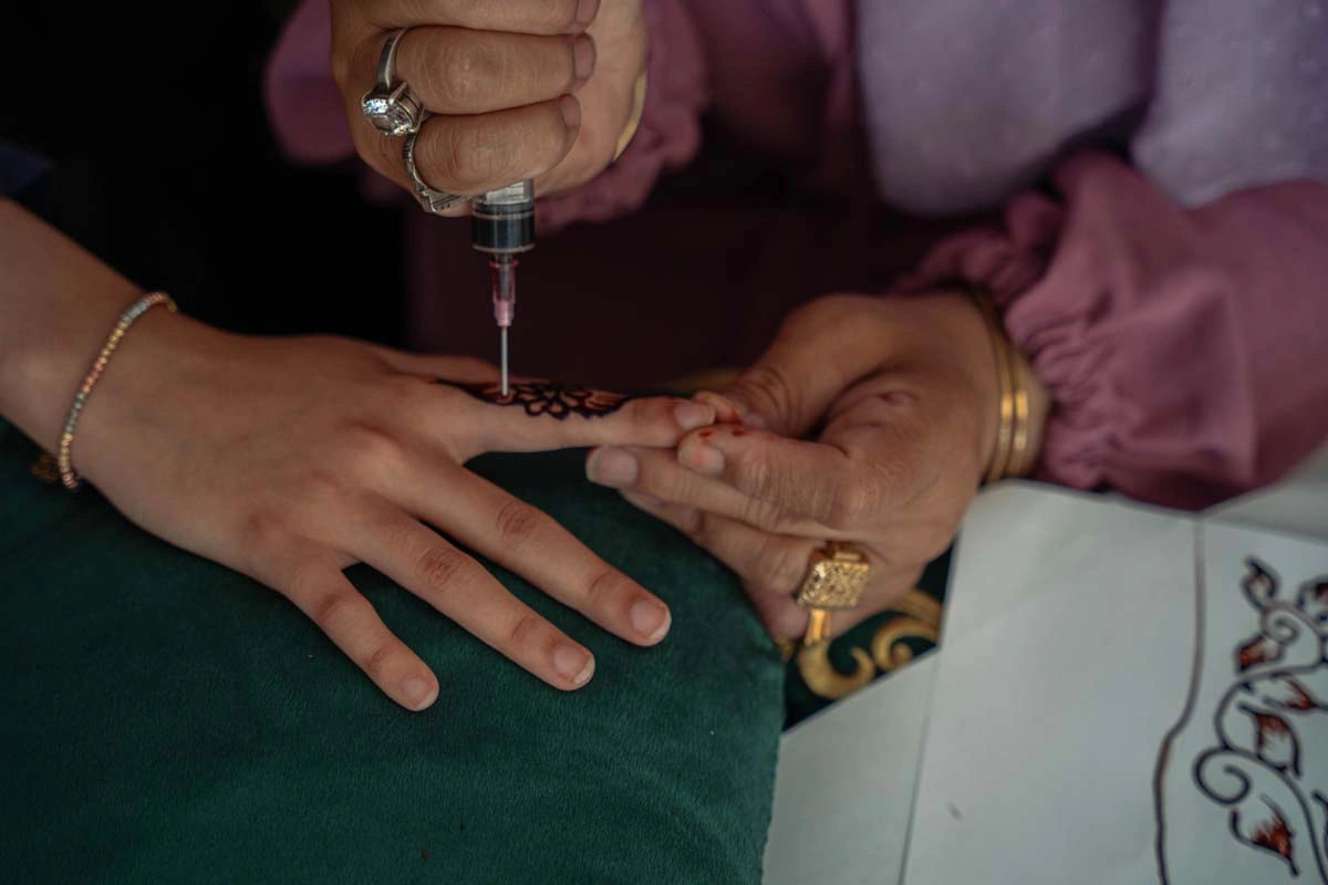 Traditional Henna Art Workshop: Create Beautiful Hand Designs 8