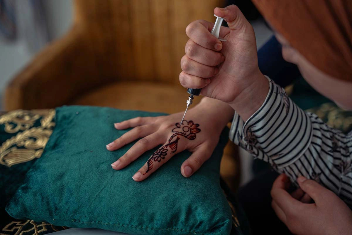 Traditional Henna Art Workshop: Create Beautiful Hand Designs 10