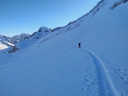 Scendendo verso il ghiacciaio cercando di perdere meno quota possibile