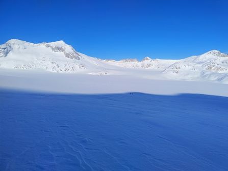 Attraversando il pian di neve con il corno Bianco a fare da sfondo