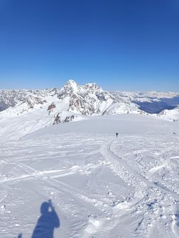 Vedretta del Cevedale, in fondo il rifugio Casati, Gran Zebrù ed Ortles