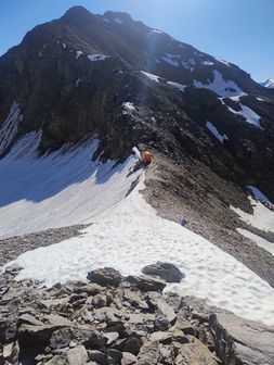 Uno sguardo al bivacco salendo verso la cima