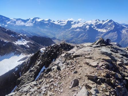 Cima del Monte Confinale e la croce di vetta