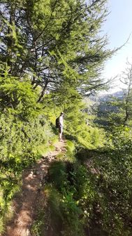 Il sentiero a mezza costa nella valle