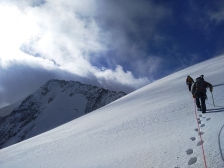 Risalendo il ghiacciao delle Belleviste verso il colle