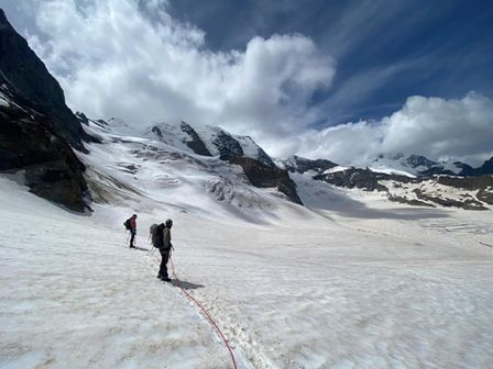 Tratto pinao del ghiacciaio verso la il costone alla destra del Piz Trovat con alle spalle i Palù e la discesa dalla normale