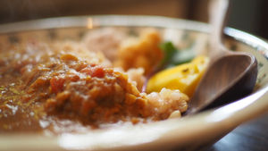 有機トマトと甘酒の玄米カレー（３種のデリ付き）