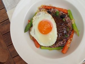 オーガニックベジビーンズロコモロ（ジンジャーソース）