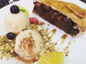 ホットりんごパイとビーガン豆乳アイスクリーム