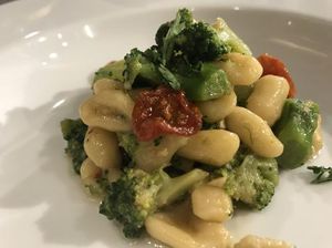 静岡・やさし菜農園さんのブロッコリーとドライトマトのプリエーゼ　自家製手打ちパスタ”オレキエッテ”