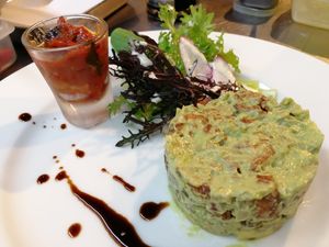 バルサミコ風味のフリットとアボカドのタルタル