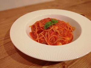 野菜の味のトマトソース、ビーガンチーズ入り