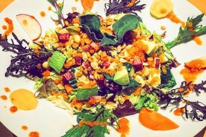 VEGEアボカドサラダボウル / チリトマトソース & 無人参ドレッシング（ランチメニュー）