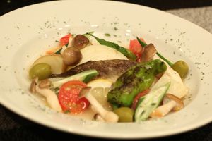 魚の白ワイン風味　自然農法の野菜添え