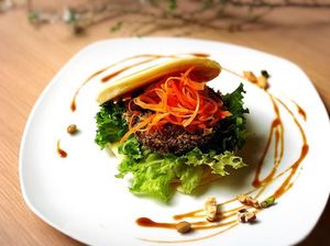 米粉のパンケーキバーガー　パープルコロッケ