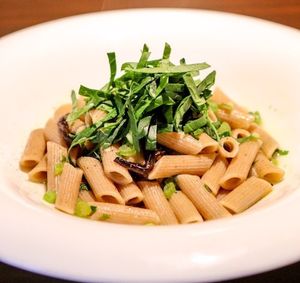 古代小麦ペンネ生キクラゲと 旬菜ペペロンチーノ